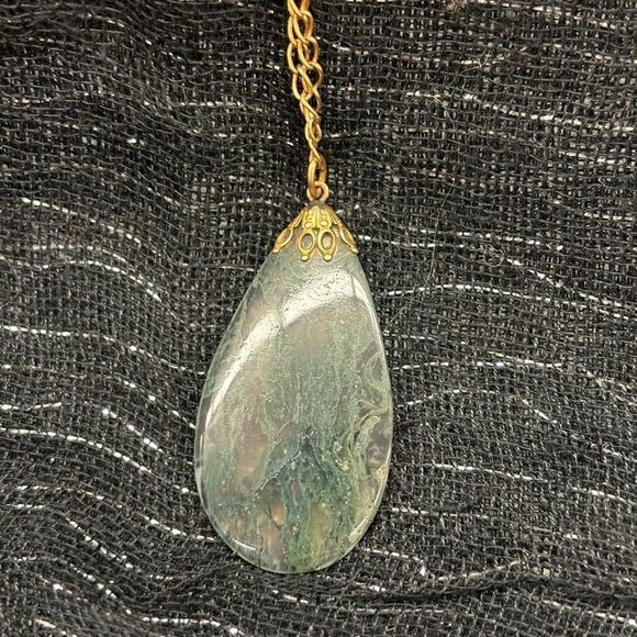 Elegant, green, moss pendant with gold tone chain 16” long - Picture 1 of 5